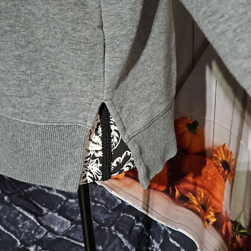 Kirkland Signature Gray Long Sleeve Sweatshirt with Stitched Cat. Size Medium - Picture 5 of 8